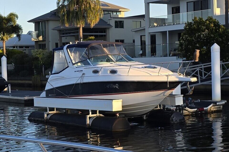 Mustang 2800 SportsCruiser Series III with Air Dock