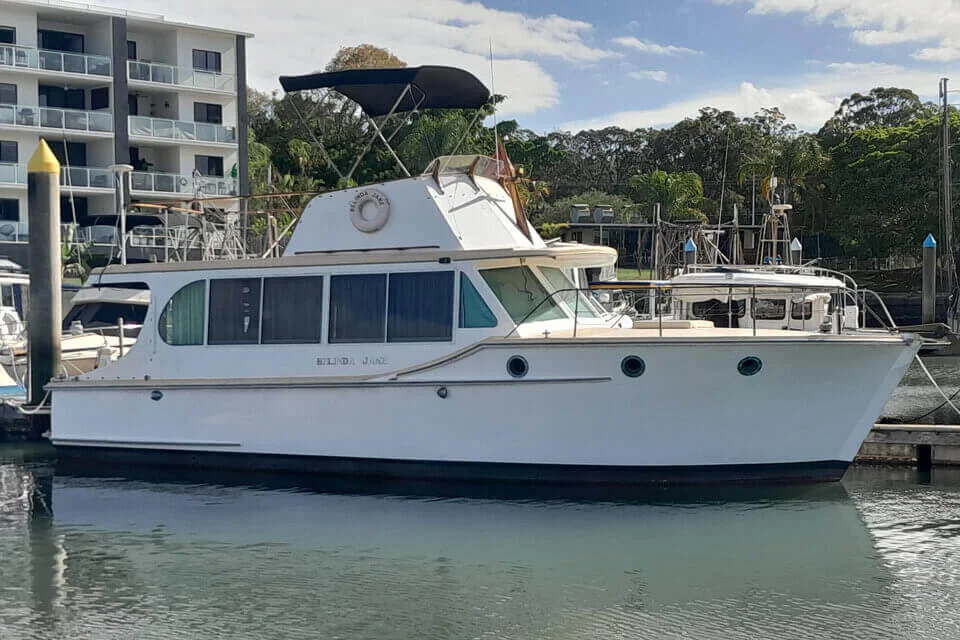 Infinite Marine Brokers – Wal Shirt Flybridge Cruiser 32 (1) – web